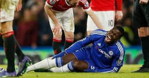 Cận cảnh chấn thương kinh hoàng của trung vệ Zouma trận Chelsea 1-1 M.U