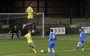 Giờ là Ronaldinho nhập vào anh này