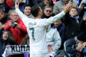 Ronaldo thể hiện skill cực đỉnh trong buổi tập trước SKĐ