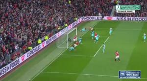 Martial thành người hùng của M.U nhờ... mông Schweinsteiger