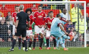 Sao West Ham ngỡ ngàng với siêu phẩm tung lưới De Gea