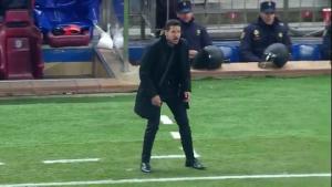 HLV Diego Simeone tái hiện vũ điệu hoang dã ngoài đường pitch