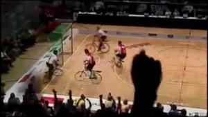 Đỉnh cao là đây: Vừa đi xe đạp vừa đá bóng