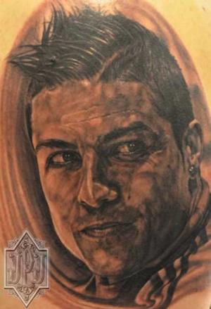 Fan cuồng chặn xe của ngôi sao Ronaldo để khoe hình xăm độc