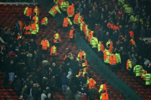 Fan M.U ẩu đả với CĐV Liverpool trên khán đài Old Trafford