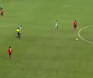 Siêu phẩm sút phạt với khoảng cách không thể tin nổi