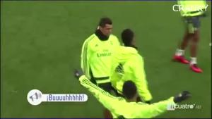 Ngôi sao Ronaldo tái hiện tiếng hú siêu kinh điển