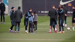 Fan nhí sung sướng khi được tập chung cùng dàn sao Barca