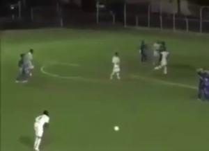 Màn lấy đà và sút phạt không thể tin nổi