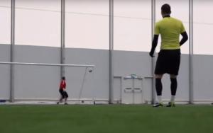 Tuyển tập những màn sút bóng siêu ảo của giới freestyle