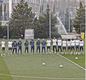 Các cầu thủ Real tưởng niệm Johan Cruyff trước buổi tập