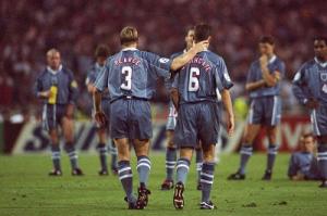 Euro 1996: Cúp bạc đưa tay, mà sao người Anh chẳng nắm?