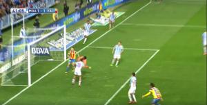 Thủ môn Malaga tái hiện màn phản lưới nhà của Tấn Trường