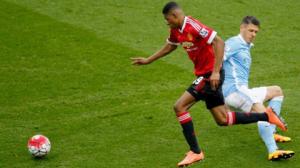 Trung vệ Man City bị fan M.U đem ra làm trò đùa