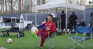 Tiền vệ Xabi Alonso trổ tài vừa đọc sách vừa tâng bóng