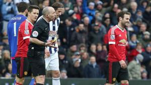 Cận cảnh tấm thẻ đỏ ngớ ngẩn của Juan Mata trận West Brom 1-0 M.U