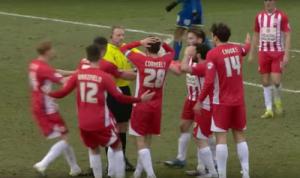 Tình huống khó đỡ: Trọng tài thổi còi hết giờ khi bóng đang bay vào lưới