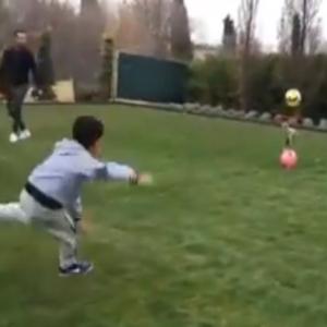 Rảnh rỗi, siêu sao Ronaldo truyền bí kíp chơi bóng cho con trai