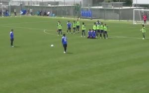 Đồng đội của Công Phượng tại Nhật quỳ gối xếp hàng rào đá phạt siêu dị