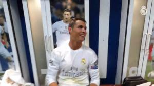 Hình ảnh dàn sao Real ăn mừng trong phòng thay đồ sau trận thắng Wolfsburg