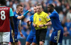 Jon Moss phá hỏng trận Leicester 2-2 West Ham như thế nào?
