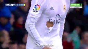 Tình huống Ronaldo bị rách toạc áo trận Real 3-0 Villarreal