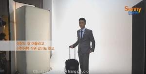 Tiền vệ Xuân Trường bẽn lẽn khi đóng quảng cáo