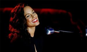 Nữ danh ca Alicia Keys biểu diễn trực tiếp tại chung kết Champions League 2015/16