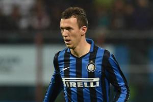 Sao Inter chơi trò “vừa đấm vừa xoa” với Liverpool và Chelsea