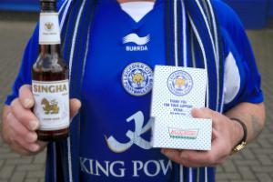 CĐV Leicester được chủ tịch CLB thết đãi bia và bánh donut