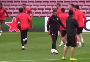 Ngỡ ngàng trước khả năng tâng bóng siêu hạng của HLV Simeone