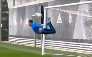 Thủ môn Navas tái hiện tuyệt kỹ bọ cạp huyền thoại của Rene Higuita