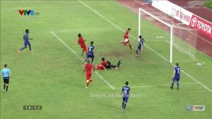 Tiền đạo Hải Phòng ngăn... đồng đội ghi bàn