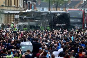 CĐV West Ham đã khủng bố dàn sao M.U ra sao?