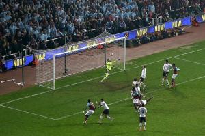 Dư âm West Ham 3-2 M.U: Thứ bóng đá cảm xúc sâu thẳm và vẹn toàn