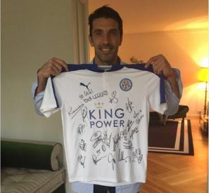 Thủ thành Buffon ăn mừng hợp đồng mới với... áo đấu của Leicester