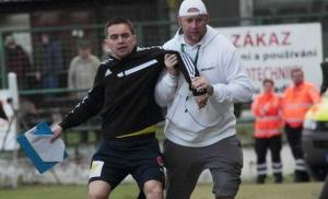 Siêu hài: Trọng tài ... say khướt bị lôi cổ ra khỏi sân