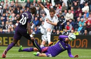 Swansea để cất nhiều trụ cột trước Man City, M.U hết cửa top 4?