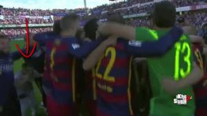 Cậu bé may mắn nhất hành tinh khi được ăn mừng cùng cả đội Barca