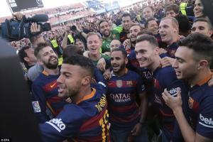 CĐV Barca tràn vào sân ăn mừng danh hiệu vô địch La Liga 2015/2016