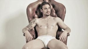 Chân sút Argentina bị sa thải vì chụp ảnh không quần áo