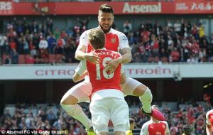 Arsenal 4-0 Aston Villa: Giroud thăng hoa, Pháo thủ đoạt ngôi á quân