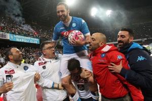 El Pipita đi vào lịch sử: Đắt xắt ra miếng, 10 tiếng hô “Higuain”