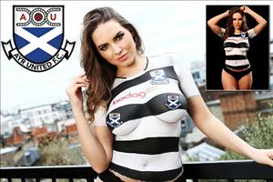 Bỏng mắt màn khoe áo đấu bằng body painting của mẫu nữ Scotland