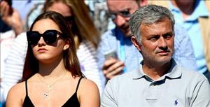 Con gái Mourinho lấy lòng fan M.U