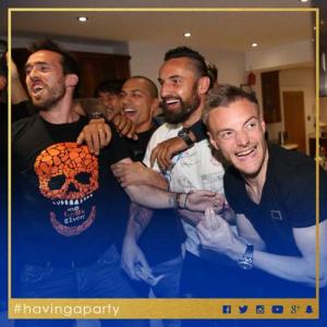 Hình ảnh dàn sao Leicester vỡ òa khi biết tin vô địch Premier League