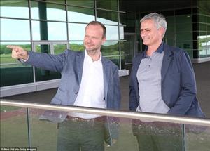 Jose Mourinho ngày đầu đi làm được M.U đón tiếp nồng nhiệt