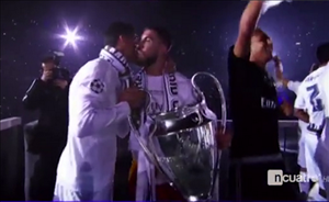 Siêu hot: Ronaldo và Ramos hôn nhau trong lễ ăn mừng danh hiệu vô địch C1