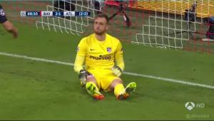 Thủ môn Jan Oblak câu giờ đỉnh cao ra sao trận Bayern 2-1 Atletico