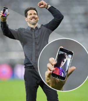 HLV Simeone chia sẻ cảnh Atletico ăn mừng với con trai qua cuộc gọi video